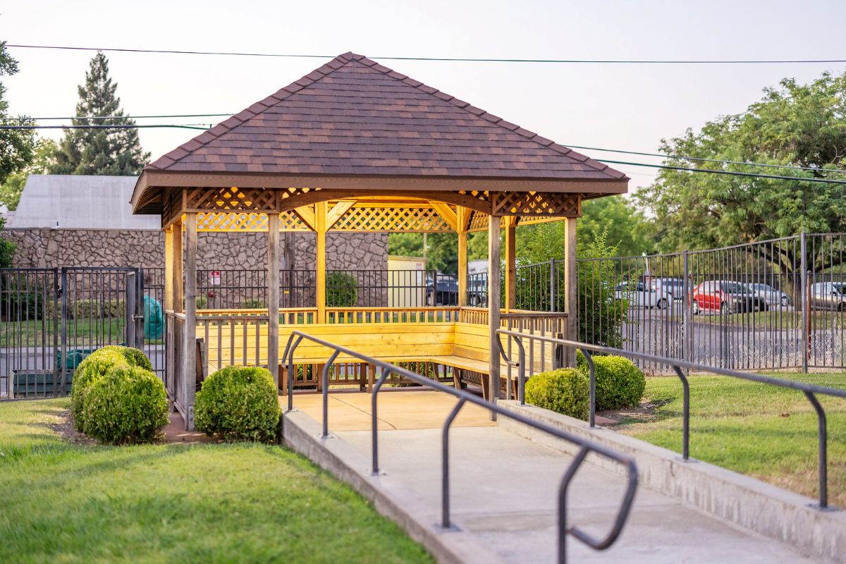 backyard1 Back patio seating at Northpointe Care Center